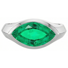 Gemstone Ring 14 Karat White Gold with Colombian Emerald – angle view