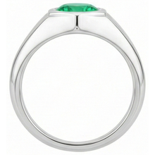 Round Brilliant Emerald ring in 14 Karat White Gold – top view