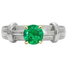 Sophisticated Emerald Gemstone Ring 2 ct – front view