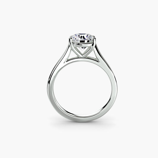 Diamond ring in Gold – front view