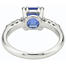 natural emerald sapphire 3ct ring close up detail