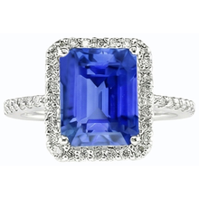 natural emerald sapphire 4.50ct ring close up detail