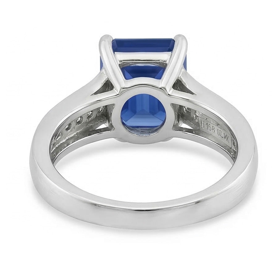 natural emerald sapphire 2.50ct ring on white background