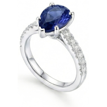 natural round sapphire 4ct ring close up detail