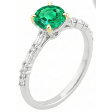 Natural Fine Emerald Gemstone Ring – detail view
