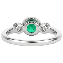 Exquisite Fine Emerald Gemstone Ring 2 ct – detail view