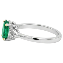 Sophisticated Emerald Colored Stone Ring 2 ct – angle view