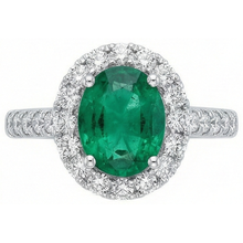 natural round emerald 2.50ct ring close up detail