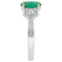 Fine Emerald Gemstone Ring 2.50 ct – top view
