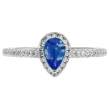 natural round sapphire 4.50ct ring close up detail