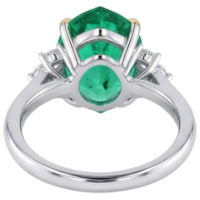 Authentic Fine Emerald Colored Stone Ring – detail view