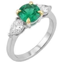 Fine Emerald Precious Stone Ring 2 ct – side view