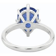 natural pear sapphire 2.50ct ring close up detail