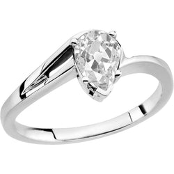 Elegant Solitaire Engagement Ring with Split Shank Brilliant