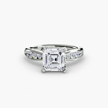 Round Cut Gemstone ring in Gold – close-up