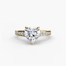 Round Cut Precious Stone ring in Gold – detail view