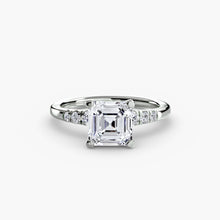 Round Cut Precious Stone ring in Gold – close-up