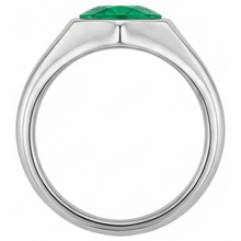 Round Cut Emerald ring in 14 Karat White Gold – back view