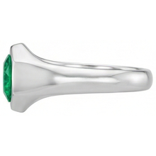 Precious Stone Ring 14 Karat White Gold with Emerald – top view