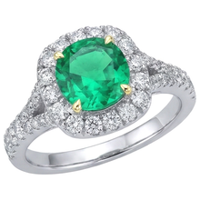 Timeless Emerald Gemstone Ring 2.50 ct – angle view