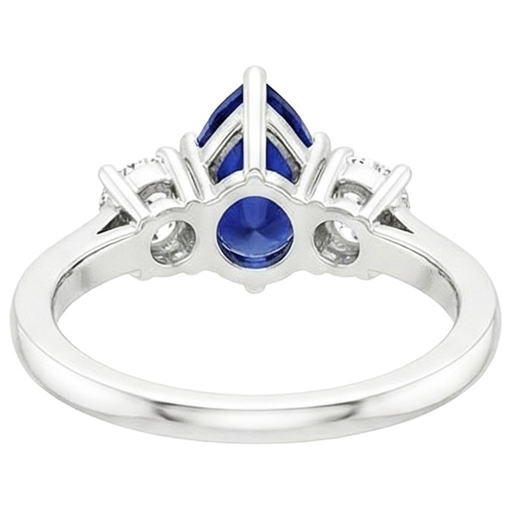 natural round sapphire 3ct ring close up detail
