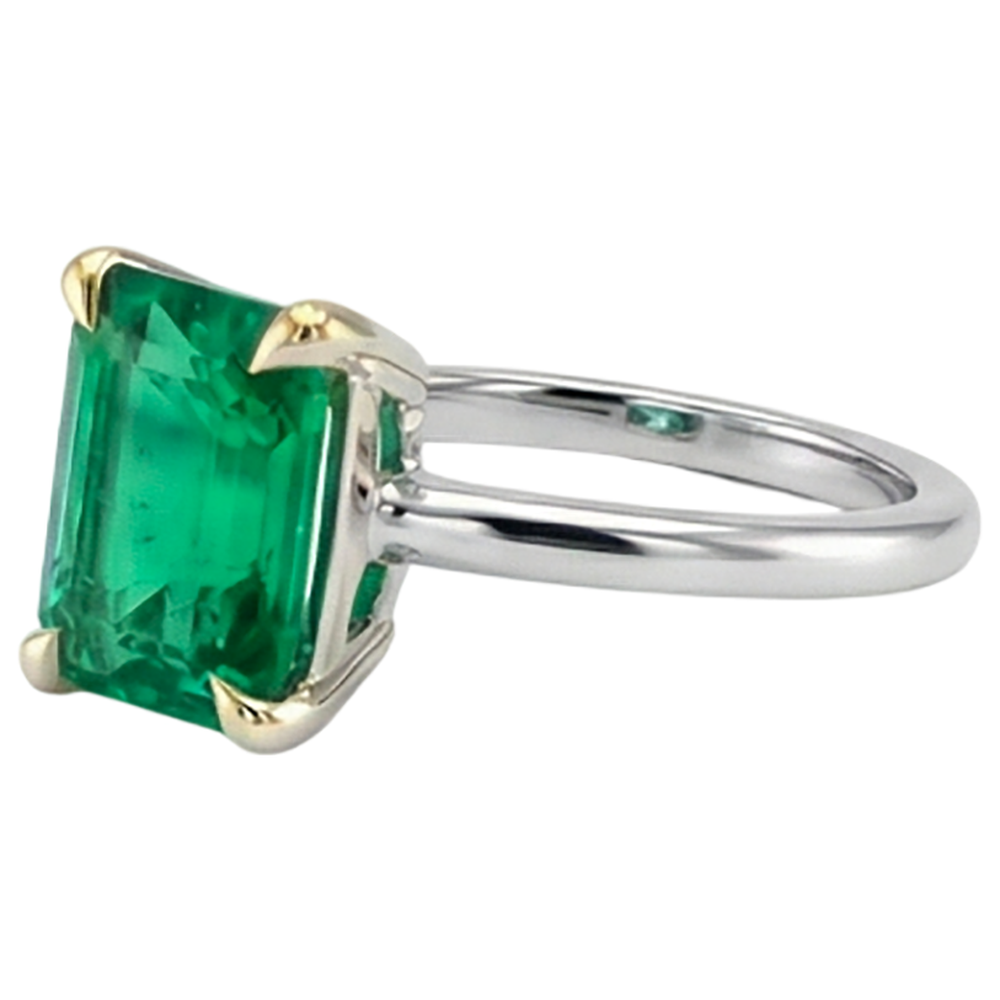 Exquisite Emerald Precious Stone Ring 2 ct – profile view