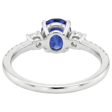 natural round sapphire 3.50ct ring close up detail