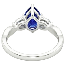 natural round sapphire 4.50ct ring close up detail