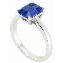 natural emerald sapphire 2ct ring close up detail