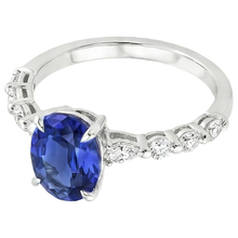 natural round sapphire 4ct ring close up detail