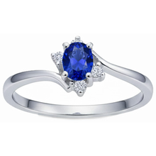 natural round sapphire 1.90ct ring close up detail