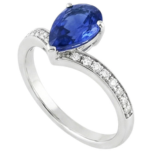 natural round sapphire 5ct ring close up detail