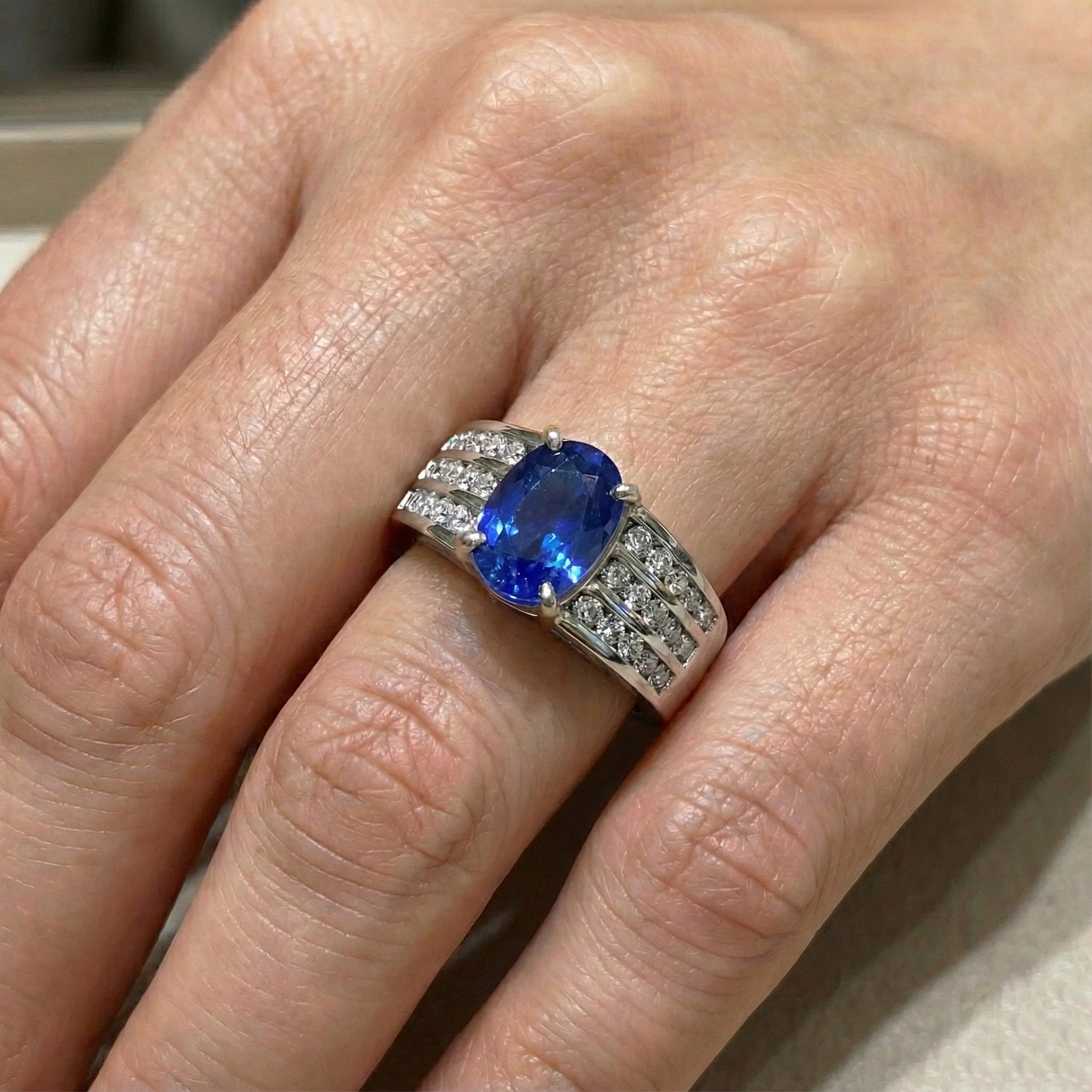 natural round sapphire 3.50ct ring on white background