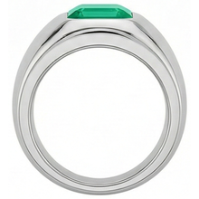 Authentic Fine Emerald Colored Stone Ring – detail view