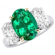 Authentic Emerald Colored Stone Ring 4 ct Two-Tone 14K Gold – side view