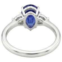 natural pear sapphire 4.25ct ring close up detail