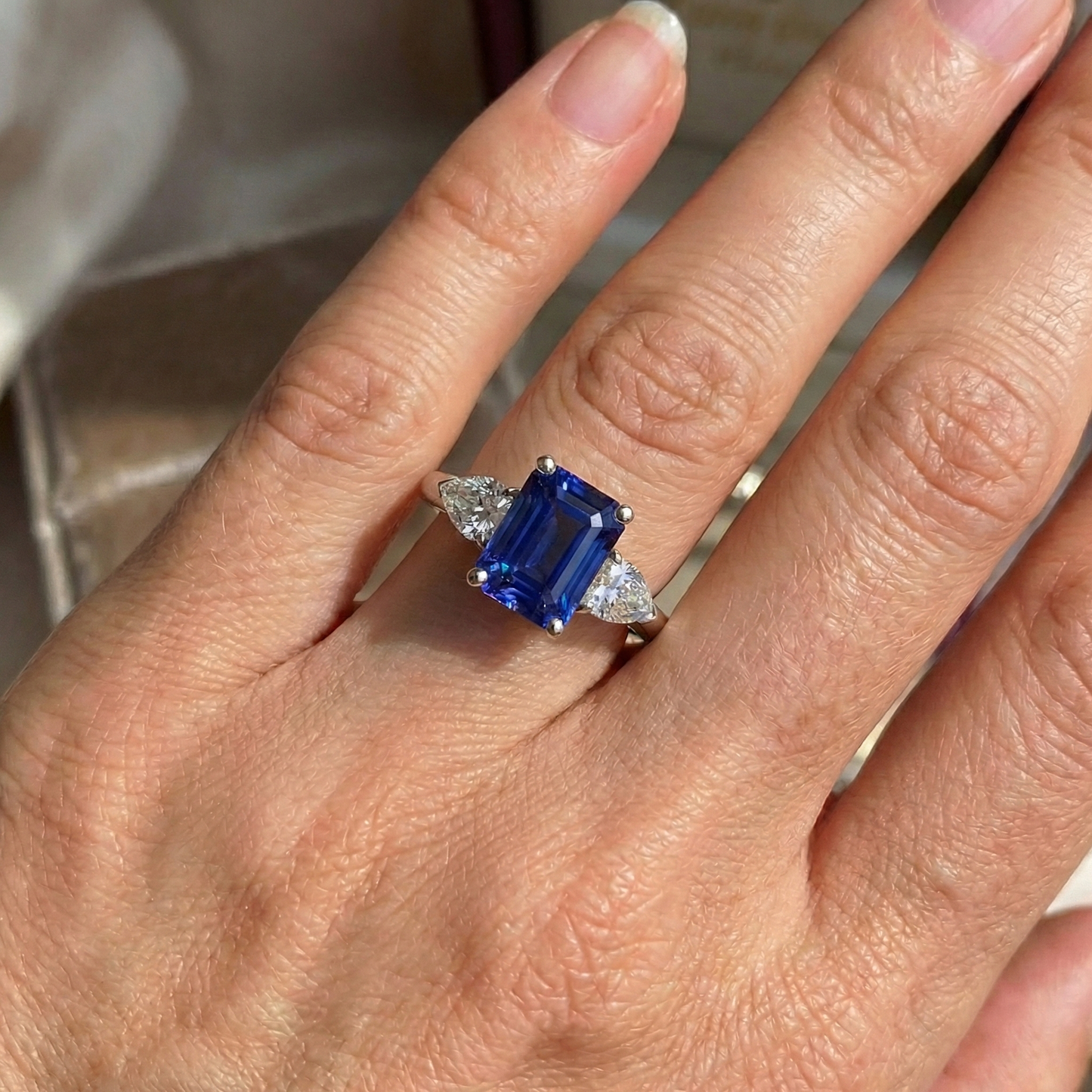 natural emerald sapphire 3.50ct ring on white background