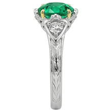 Radiant Fine Emerald Gemstone Ring 2.50 ct – detail view