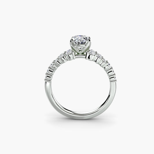 Round Cut Gemstone ring in Gold – front view