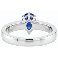 natural pear sapphire 1ct ring close up detail