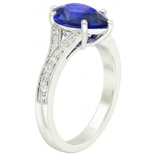 natural round sapphire 4ct ring close up detail