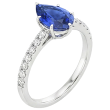 natural round sapphire 5ct ring close up detail