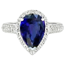 natural round sapphire 4ct ring close up detail