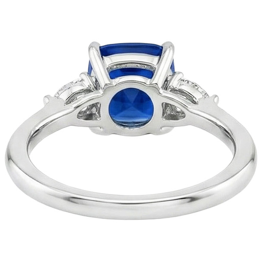 natural cushion sapphire 2.50ct ring close up detail