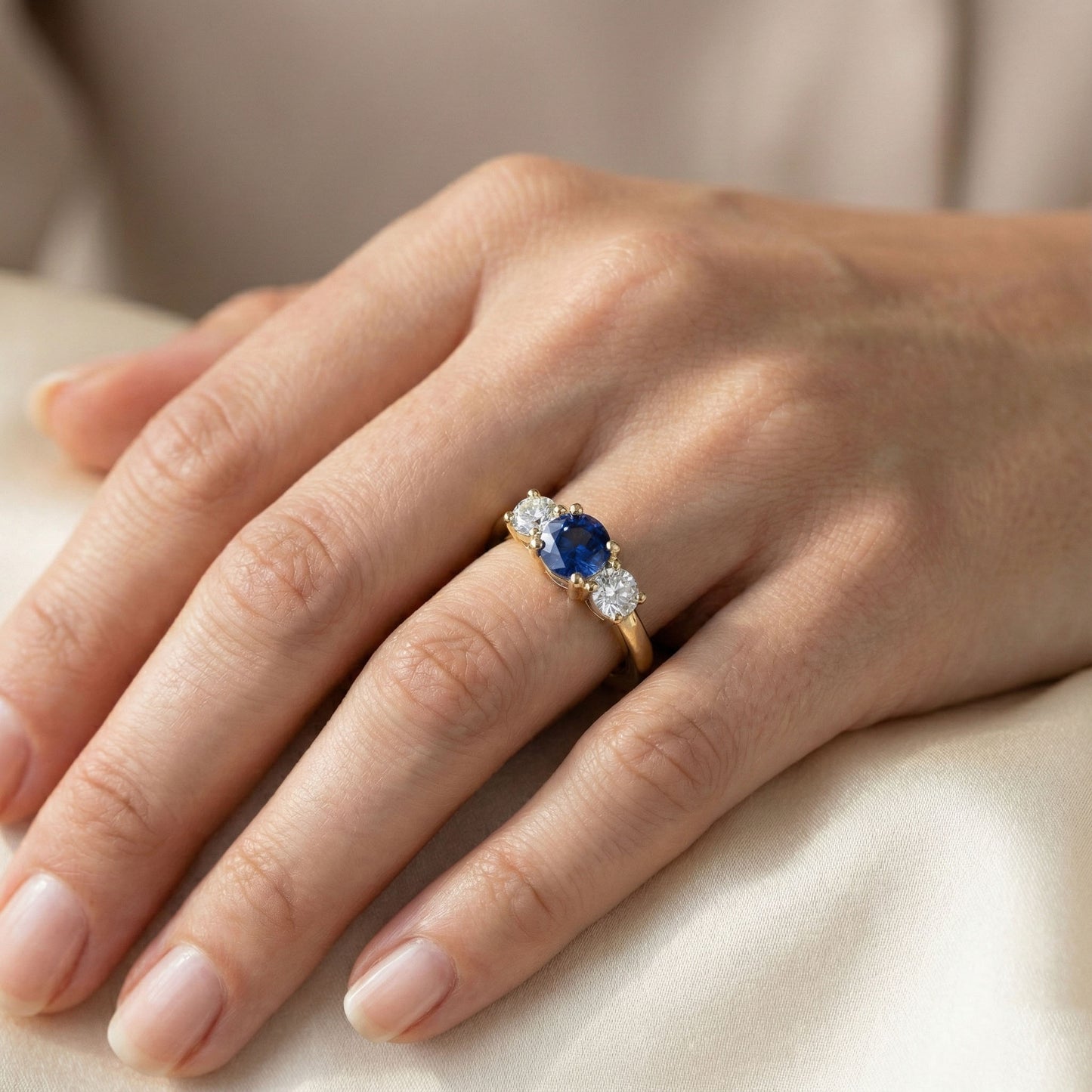 natural round sapphire 1.50ct ring on white background