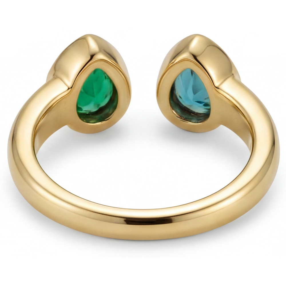 Pear Shape Colombian Emerald ring in 14 Karat Yellow Gold – detail view