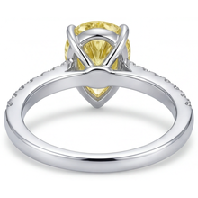 Luxurious Fancy Yellow Diamond Statement Ring 1.75 ct – detail view