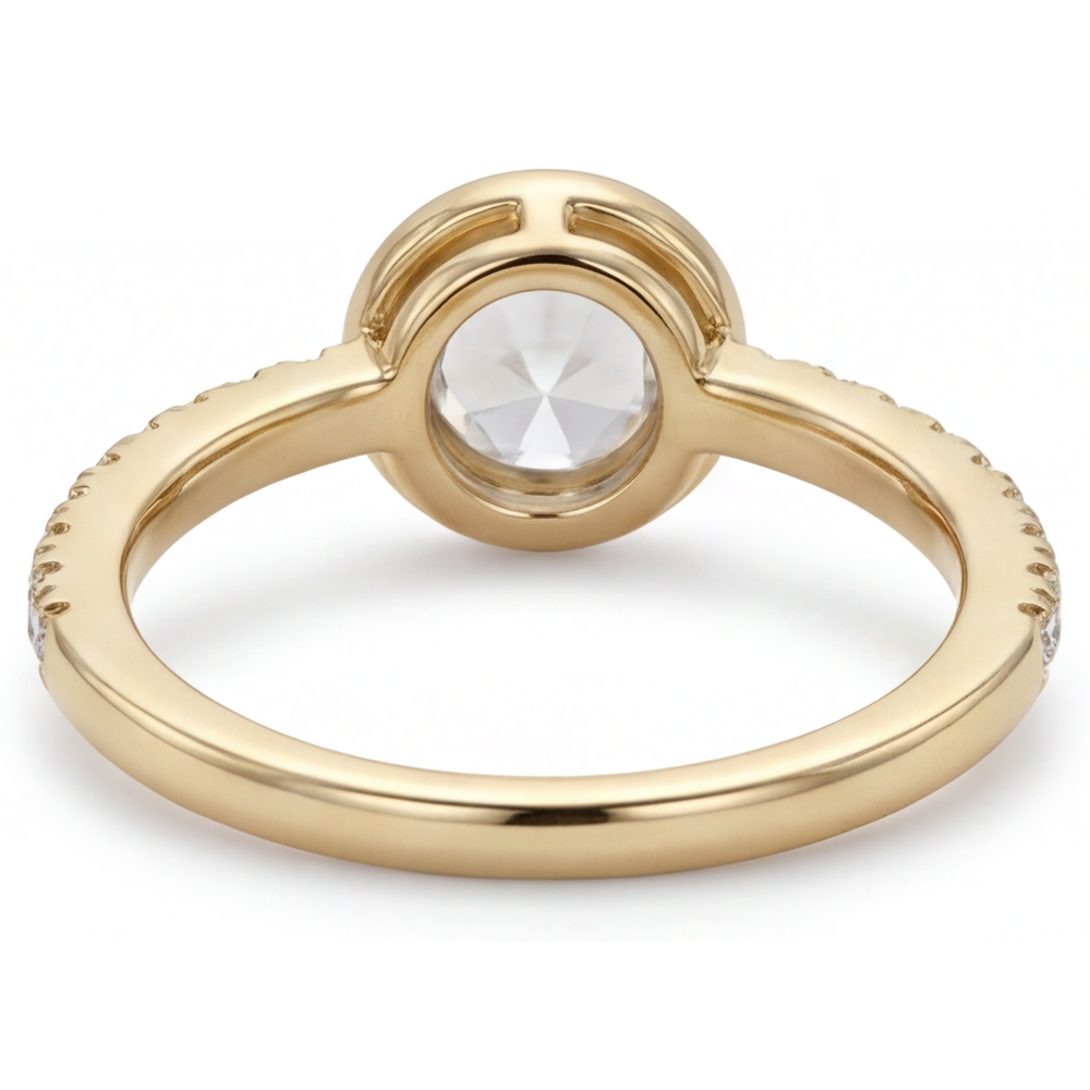 Round Cut Fine Diamond ring in 14K Yellow Gold – profile view