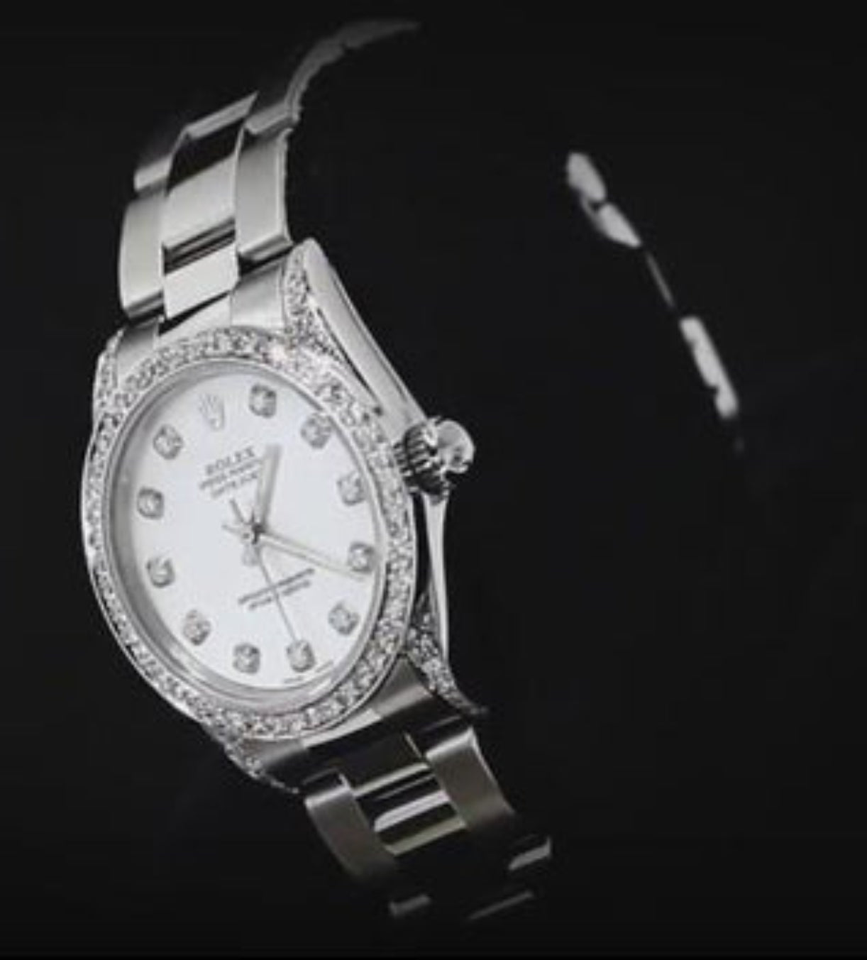 natural round diamond watch top view
