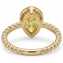 Pear Shape Yellow Canary Diamond ring in 14K Yellow Gold – detail view
